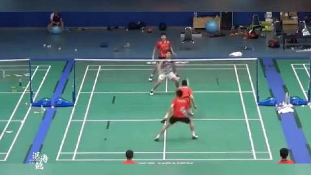 既是榜样亦是劲敌！王昶的坦诚道出羽球人的惺惺相惜，郑思维的实力与担当早已刻进他的赛场记忆。一句“水平赶上”的玩笑，藏着双向奔赴的认可，这就是国羽传承的模样 ​​​