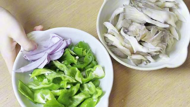 享受独居的生活吧今晚吃豆芽蒸牛肉