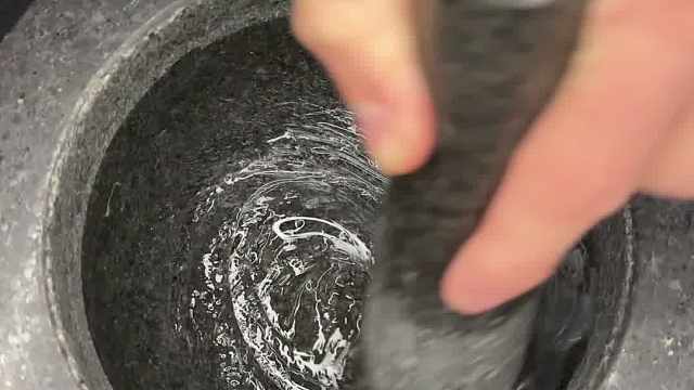 将凝胶粉碎成粘液