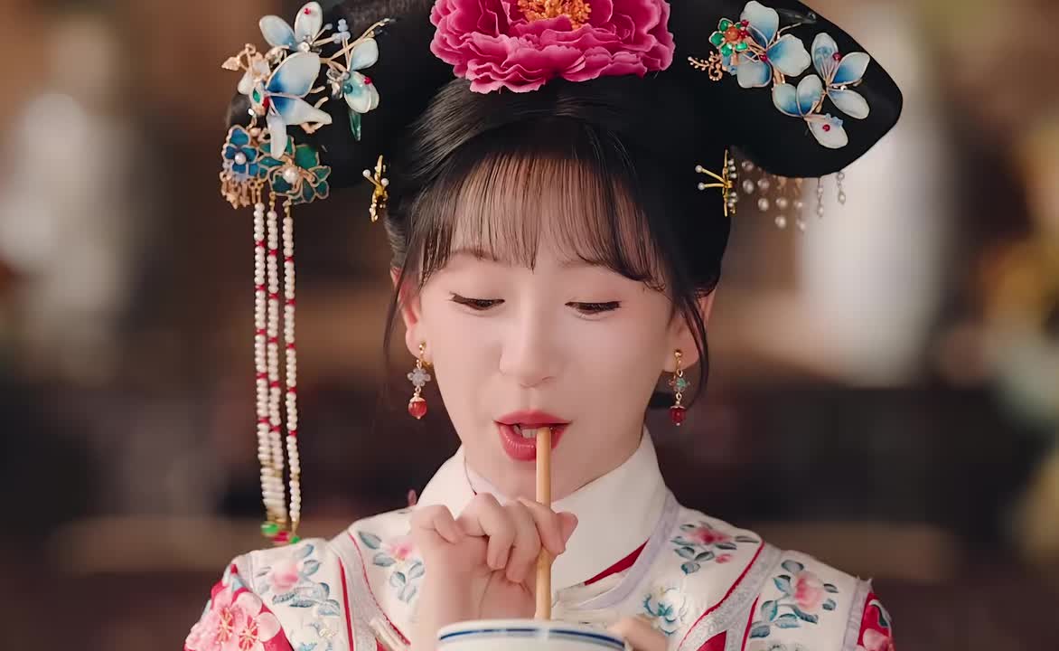 女演员意外穿越到自己的剧本里，刺激生活马上开始了！