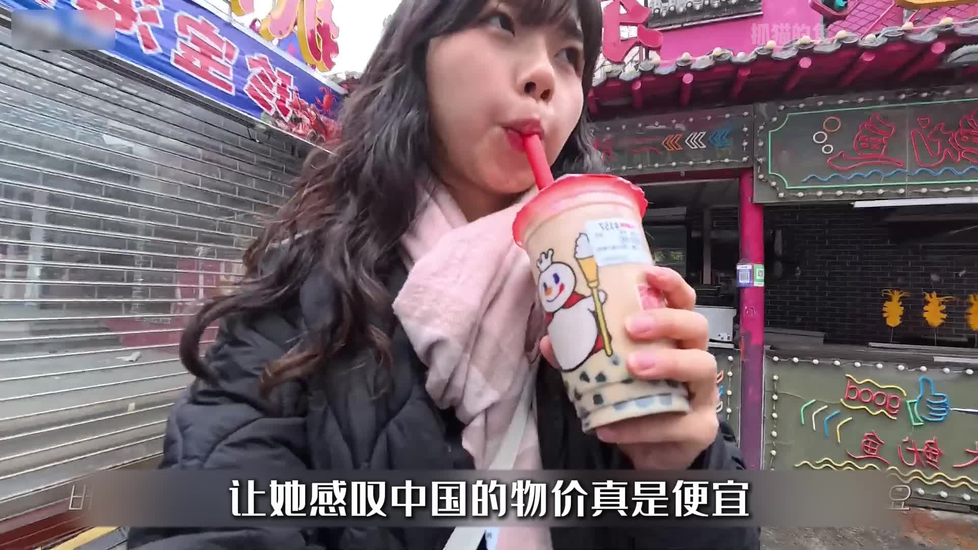 韩国婴儿肥妹子来大连逛菜市场。