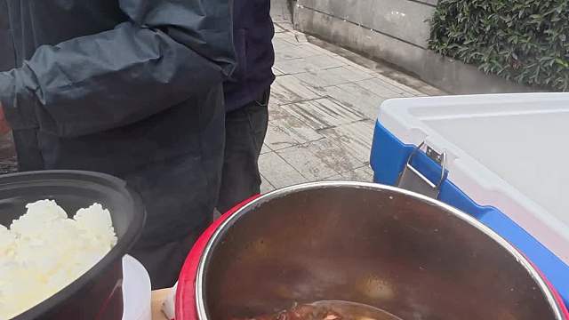 失业后在工地卖10元卤肉饭 冬天要吃热饭