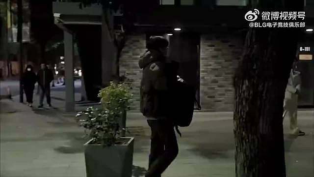 排面啊ON/Bin在BLG基地热情迎接Viper，ON更是带Viper参观全部设施！ Viper在前日已经抵达中国，来到了BLG俱乐部准备开启他在LPL的又一个新赛季。 BLG俱乐部公布了Viper来到中国的记录Vlog，以下部分为Viper从机场来到BLG基地 ​​​