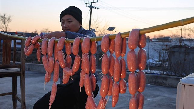 买了8斤猪肉，大冬今天做“烤肠”，皮脆肉香，好吃到起飞