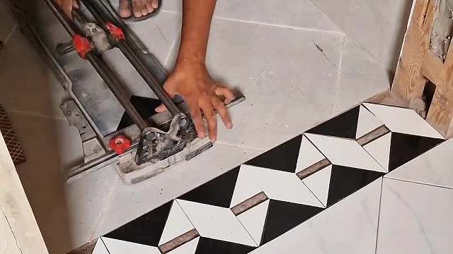 小伙以独特的方式铺贴漂亮门槛和楼梯