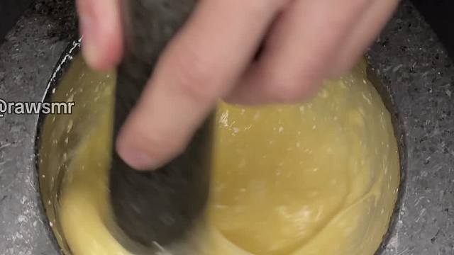 将鸡蛋压碎成粘液球