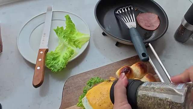 今天不是七七八八的咖啡日常，是抓紧吃饭收拾赶飞机的日常。（晕机晕到小说一个字没看）  ​