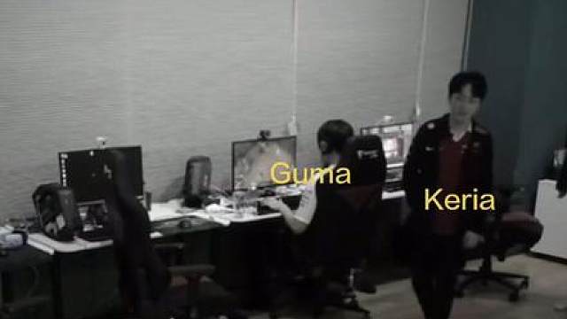 直播帮宙斯说话，上节目大方提到Gumayusi 他已经尽最大可能在保护队友们，有些人居然还能发表“为什么Faker不给宙斯开高工资”，“为什么不施压管理层停止轮换Gumayusi”这种巨婴言论，真的无语