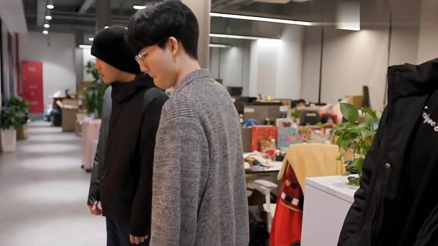 Bin对Viper说奖杯看一次就够了！看到了Viper的入队小视频，参观基地这里真的太搞笑了，首先是ON带着Viper来看奖杯，结果Bin哥突然来了一句：这地方我们一般都不来看，看一次就够了。我只能说，Bin哥真的是太会搞节目效果了