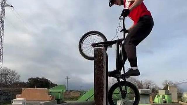 自行车上墙见过嘛