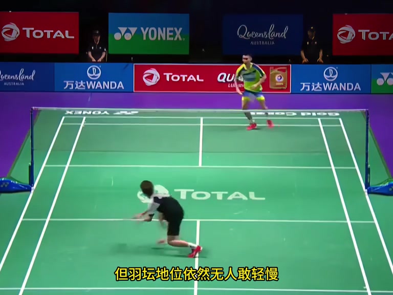 李宗伟在球场上迈着六亲不认的步伐，漏出王之蔑视给出社会反手