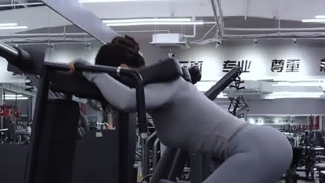 不就看见个美女吗 至于手抖成筛子吗