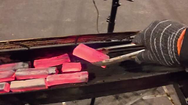 挑战把烧烤摊摆在没人的地方