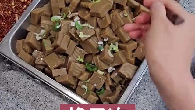 韩国白领的午餐 今天有香肠和鸡块