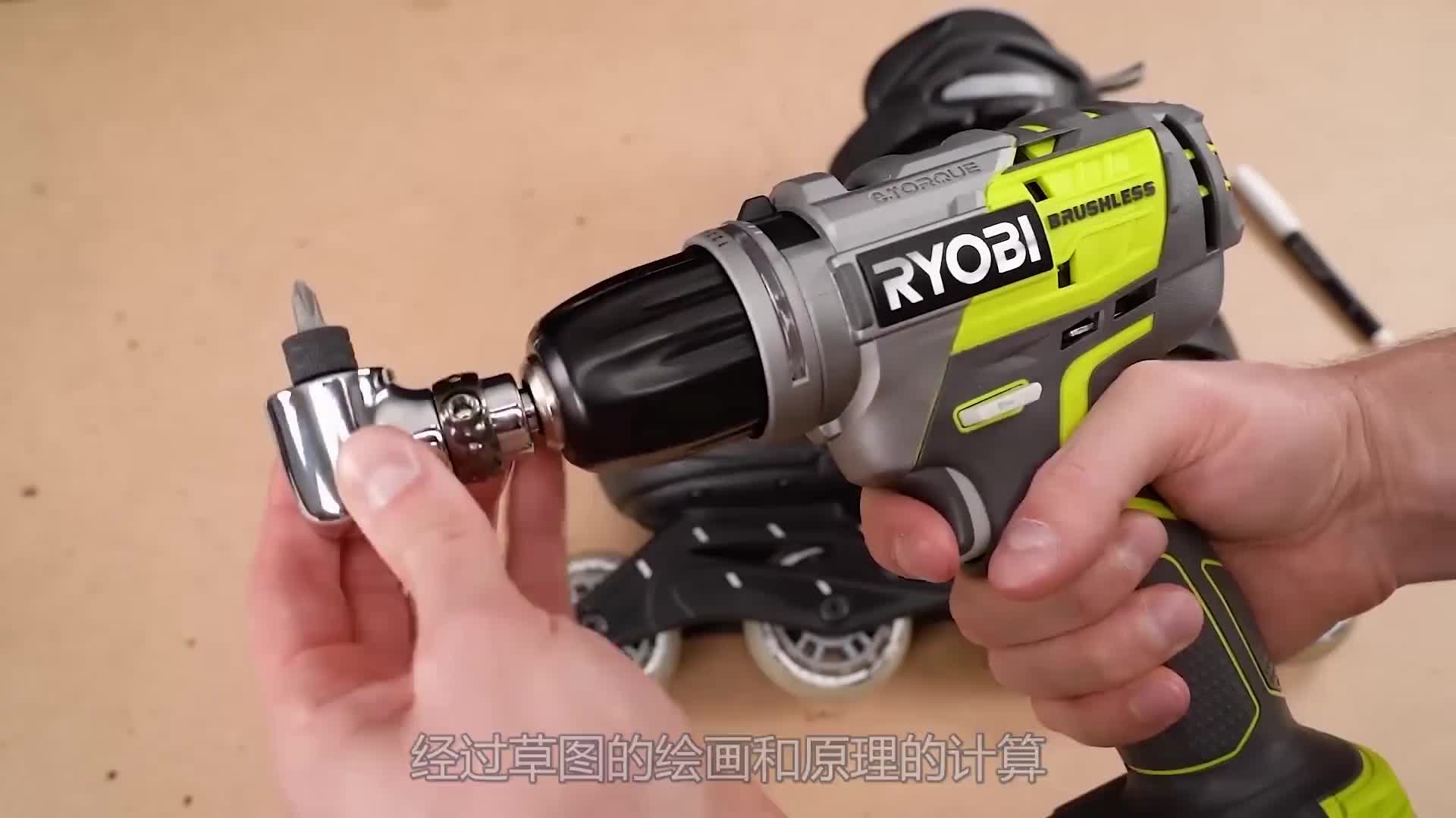 全自动轮滑鞋，按动手中开关就可以行驶