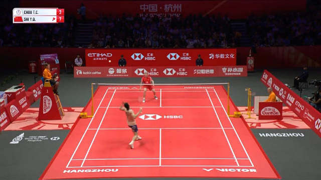 2025羽联年度总决赛，石宇奇2-1战胜周天成，拿下小组赛的第二场胜利，被周天成拖入决胜局的石头就像觉醒了“战神”形态一样，怎么打怎么顺，小组出线无人能阻 ​​​