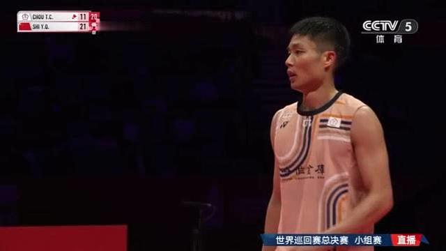 这场对决直接燃爆全场！石宇奇迎战周天成，首局21-11轻松领跑，第二局被对手21-19顽强扳平。最终21-15锁定胜局！豪取对周天成8连胜，两战全胜提前晋级四强，攻防对决全程高能，后续比赛狠狠期待！ ​​​