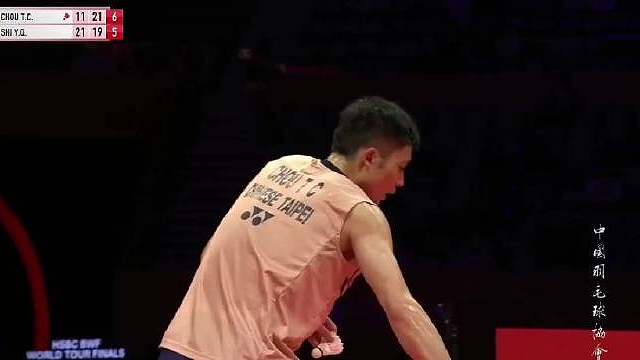 石宇奇以2-1力克周天成！首局21-11速胜，次局19-21惜败后，决胜局稳扎稳打以21-15锁定胜局。拒绝被逆转！石宇奇小组两连胜提前锁定出线名额。 ​​​