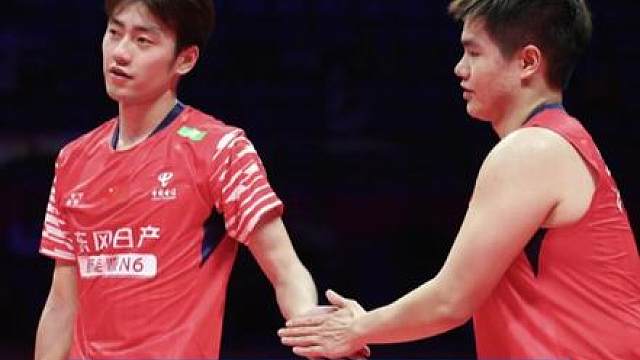 【“梁王”组合羽联总决赛首胜】 2025世界羽联巡回赛总决赛男双B组次轮，“梁王”组合梁伟铿/王昶2-0战胜马来西亚组合谢定峰/苏伟译，拿下小组赛首胜，目前战绩1胜1负。小组赛第三场对阵印尼组合阿尔菲安/菲克里，将是晋级关键战。