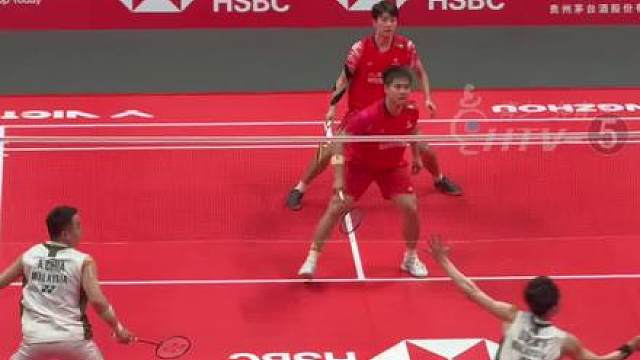 2025羽联年终总决赛男单小组赛，“梁王组合” / 2:0力克世界第二谢定峰/苏伟译，终结此前交手失利的颓势。恭喜“ ”首胜！