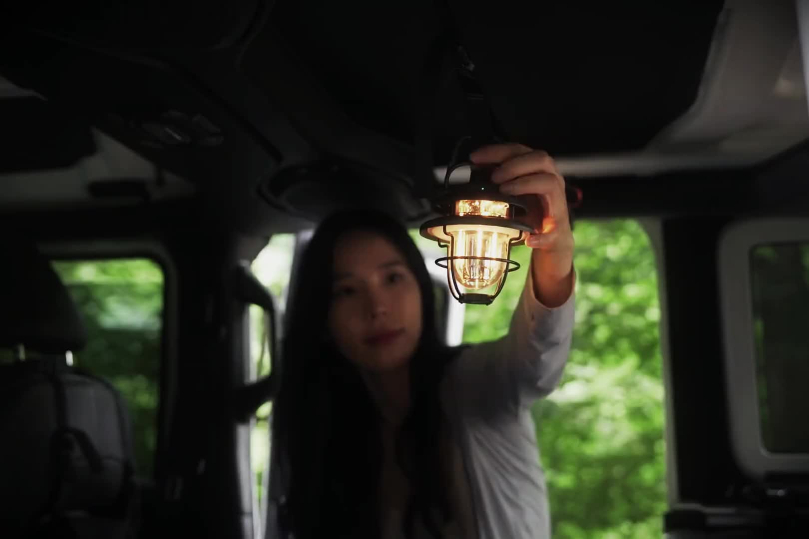 炎热夏天山中小溪边露营，搭建房车帐篷露营地，享受户外露营生活