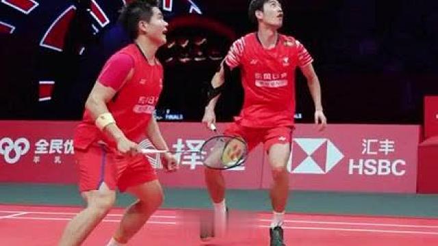 “来！”场上互相喊话打出气势！梁王组合首胜阿尔菲安/菲克里，锁定四强名额！