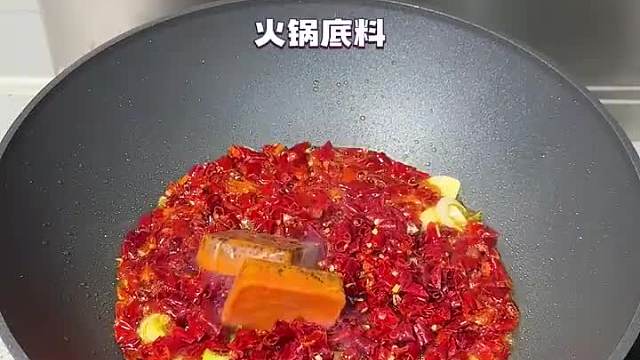 下班回到家，今晚宵夜简单炒点海鲜吃  ​