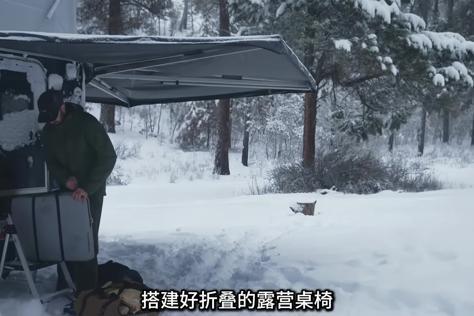 暴风雪天气野外露营，搭建房车帐篷露营地，享受户外露营
