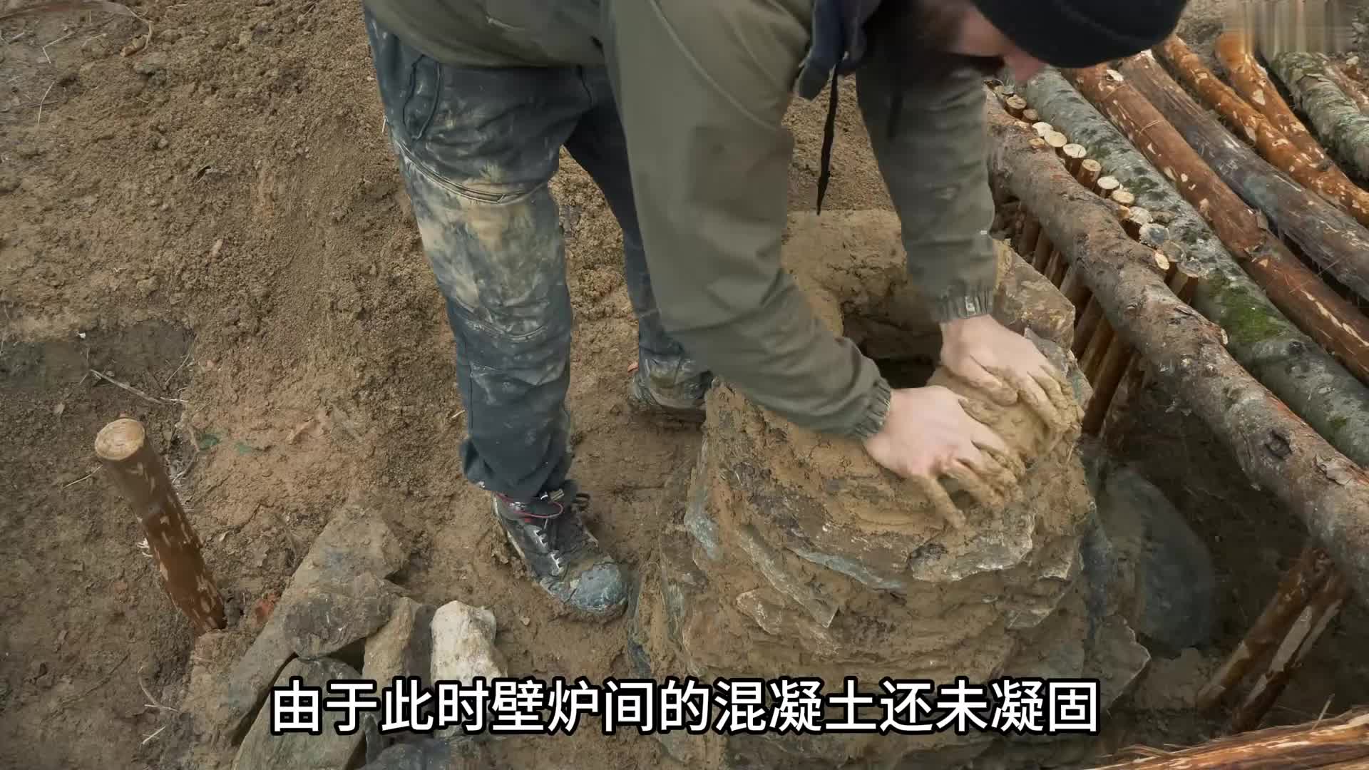 荒野建造 奥特独自一人在野外搭建了一间地下庇护所 (3)