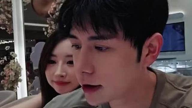 “爱本就是瞬息万变 永远只是助兴词”