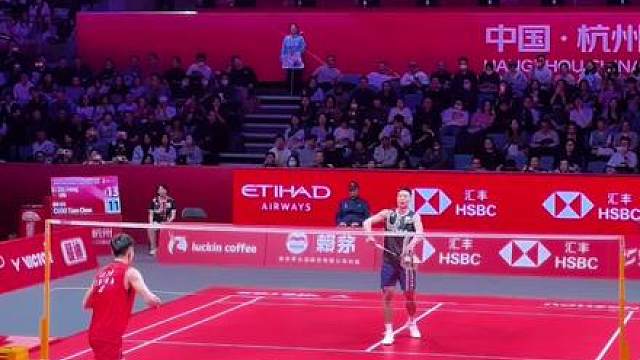 李诗沣突发！沣仔崴脚受伤退赛，李诗沣对阵周天成 第二局李诗沣领先 网前扑球不慎崴脚 看表情有些痛苦，现场无法站立 希望沣仔没什么大事，早点康复呀！