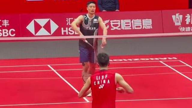 李诗沣伤退，小天送来毛巾保暖