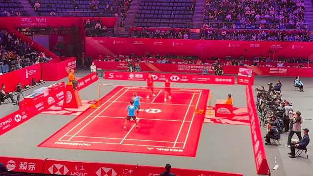 太燃了！蒋振邦/魏雅欣以21-17、21-16的比分，稳稳战胜日本组合绿川大辉/斋藤夏，拿下小组赛两连胜，顺利晋级四强！接下来他俩的最后一个小组赛对手，是已经遭遇两连败提前出局的泰国组合德差波/苏皮萨拉，这对组合还是2025赛季BWF年度最佳混双。国羽混双这波稳了，继续冲！