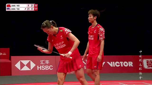 2025羽联年度总决赛混双半决赛，蒋振邦/魏雅欣2-1逆转世锦赛冠军陈堂杰/杜颐沩，成功复仇的同时昂首挺进决赛！这场对决堪称巅峰较量，首局国羽组合陷入被动9-21憾负，但“兴邦组合”迅速调整战术，魏雅欣网前封锁密不透风，蒋振邦后场重杀势如破竹，以21-11强势扳平。决胜局双方胶着到每一分，两人默契配合稳扎稳打，用更成熟的关键分处理以21-17锁定胜局！