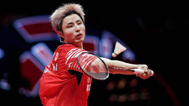 在2025年世界羽联世界巡回赛总决赛中，国羽已锁定五个四强席位。男单方面，世界排名第一的 小组赛两战全胜，提前晋级半决赛；卫冕冠军 直落两局战胜泰国名将因达农，同样提前出线。双打项目中，冯彦哲/黄东萍、蒋振邦/魏雅欣与刘圣书/谭宁三对组合也均锁定四强资格。