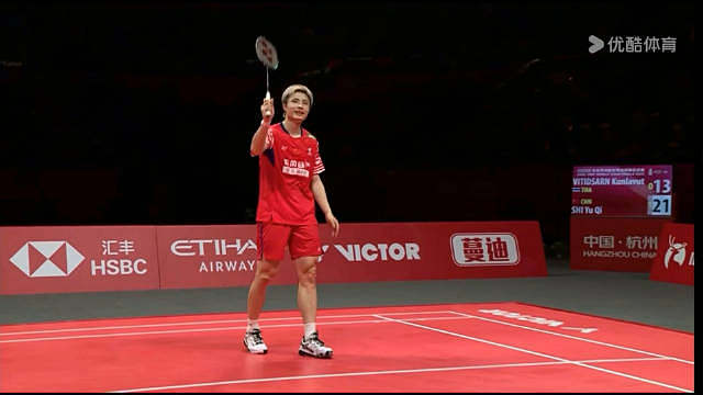 2025羽联年度总决赛半决赛 石宇奇战胜罗拉武特晋级决赛，石头也是打破今日国羽3场比赛的「魔咒」，连赢2局顺利闯入决赛，明日对战小波波夫，也是一场硬仗啊，不过石头可是遇强则更强的，石宇奇决赛加油！ ​​​