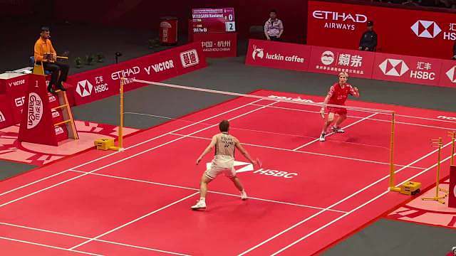 石宇奇太稳了！男单半决赛里，他直落两局以21-16、21-13战胜泰国选手昆拉武特，顺利闯进决赛！ 今年状态超棒的石宇奇，小组赛三连胜出线，半决赛也没给对手太多机会。接下来他要对阵法国选手小波波夫，冲击卫冕冠军！期待石宇奇继续加油，把冠军奖杯留在中国