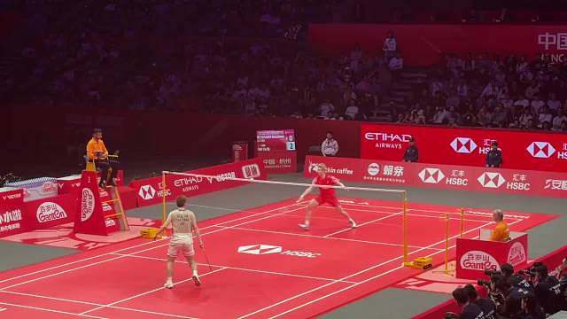 长回合353km/h太精彩！2025世界羽联巡回赛总决赛男单半决赛，世界第一石宇奇状态拉满，直落两局完胜泰国名将昆拉武特，继世锦赛后再克宿敌，昂首挺进决赛，剑指卫冕。 ​​​
