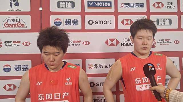 “圣坛”被逆转感触双双落泪：好好总结，保持初心，明年一定不会再被翻盘 “皮皮最近伤病比较多，她从小都没有过这样的伤病，所以无论是生理还是心理都有很大的打击。” “最近伤病有了一定的好转，迫切想打出我受伤前的那种状态。其实去年半决赛也是输给她们，但今天这场球其实是优势球，所以输了会更加难受。” “展望明年，无论开年是打得很艰难还是很漂亮，希望我们都可以保持初心，要吸取今天的教训。要有大比分翻盘别人的