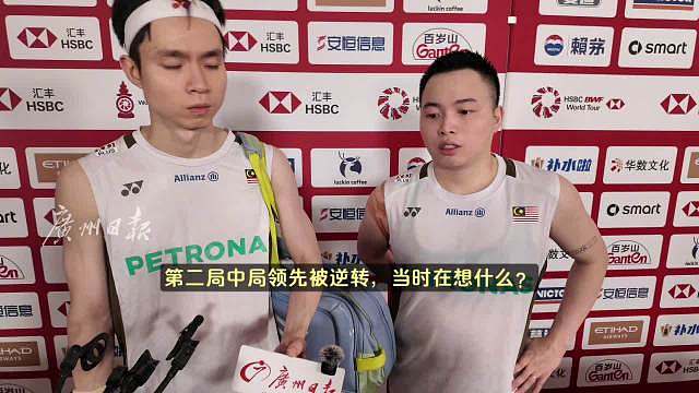 【独家】 离12月20日0点仅剩几分钟，2025年世界羽联年终总决赛最后一个半决赛名额终于产生。印度组合兰基雷迪/谢提2-1逆转马来西亚组合谢定峰/苏伟译，锁定小组头名晋级半决赛。 虽然场上并没有国羽选手，但仍有大批中国观众迟迟不愿离去，原因在于这场比赛的结果将决定同在B组的中国组合梁伟铿/王昶的小组排名，进而影响接下来的抽签。由于此前已取得两胜，印度组合今天只要胜一局即可出线，胜两局则锁定小组头