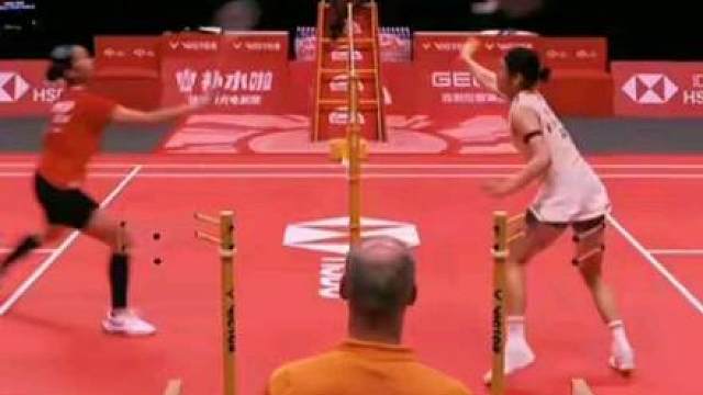 安洗莹又打出一个神球 举手不是抱歉 2025世界羽联巡回赛总决赛