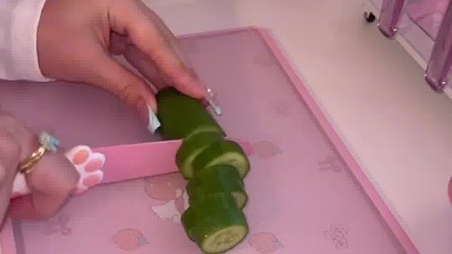 外国小姐姐沉浸式准备午饭