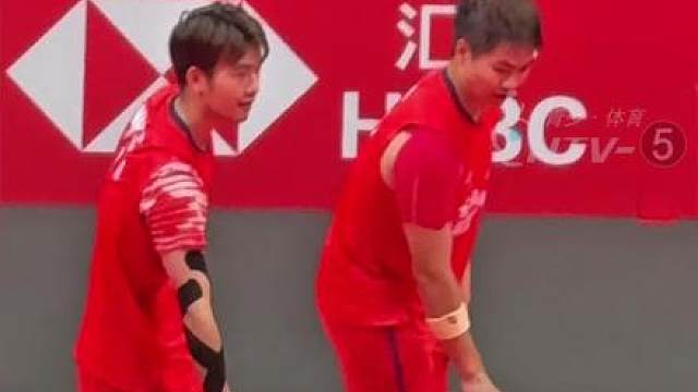 “梁王”冷不丁“邦邦”就两拍！ 2025年世界羽联年终总决赛小组赛，王昶 组合直落两局2:0阿尔菲安/菲克里，小组赛两胜一负晋级半决赛！