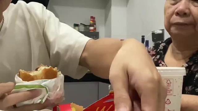 带奶奶吃个小汉堡