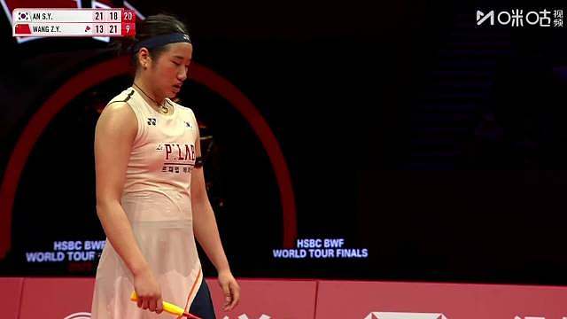 2025羽毛球年终总决赛女单决赛，王祉怡13-21、21-18、10-21安洗莹，王祉怡获得总决赛女单亚军，安洗莹总决赛冠军。双方打了一场很精彩的球，都拼到了最后， 第三局王祉怡体能下降的厉害，安洗莹连续得分！20比9时，安洗莹过网击球裁判把比分判给王祉怡，同时安洗莹腿抽筋咬牙坚持拿下比赛！太不容易了！