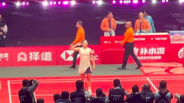 决赛赛况 安洗莹21-13 18-21 21-10王祉怡 恭喜安洗莹夺得2025汇丰世界羽联世界巡回赛总决赛女单冠军，恭喜王祉怡获得女单亚军！ ​​​