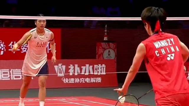 王祉怡在总决赛女单决赛中与安洗莹激战三局，最终以1-2惜败，夺得亚军。 第二局的顽强逆转，展现了她的韧劲与实力。每一次登场都是积累，每一场对决都是成长。 ​​​