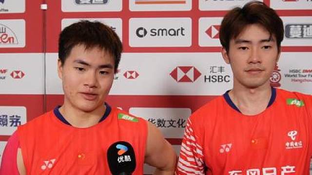 ​ 2025年世界羽联年终总决赛半决赛，梁伟铿/王昶 10-21、21-17、21-13 兰基雷迪/谢提，成功晋级BWF年终总决赛男双决赛。 【赛后采访】梁伟铿/王昶：赛前没关心抽签，更多是自身的准备，允许他们开局打得很好，也允许我们可以翻盘。永不放弃，比较专注也比较耐心。从死亡小组走出来，整体状态越来越好，蛮期待明天的对决，年底希望有好的结果。