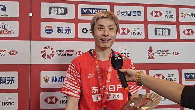 “我觉得世界排名算不上是水平的排名，你看这次入围年度最佳男单的另外三位也都很优秀，打的场次也比我多，成绩也不差。我觉得，现在男单整体水平是越来越高。 “这一年给自己打8分？或者9分？差的1分其实差很多，很多细节都值得考究。2026年，希望自己再顶一下，扛一下。”