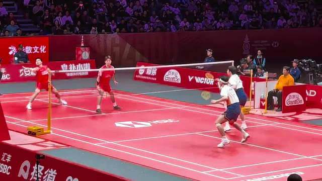 世界羽联年终总决赛男双决赛，中国组合“梁王”梁伟铿/王昶面对世界第一、韩国组合金元昊/徐承宰。最终，梁伟铿/王昶以0-2不敌金元昊/徐承宰，无缘冠军。 第一局比赛，梁伟铿/王昶在关键分欠缺一点运气，以18-21先丢一局。 第二局，梁伟铿/王昶迟迟找不到状态连续丢分，一度以2-11落后。 随后，梁王组合努力追分，一度以14-17追到只差3分。但随后韩国组合连续得分，梁王组合以14-21输掉第二局，大